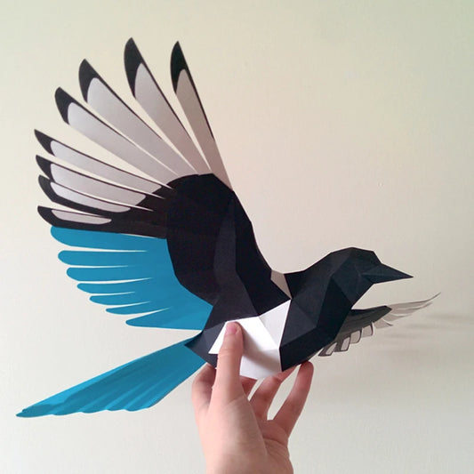 Escultura de papel 3D de urraca de origami de 45 cm para armar.